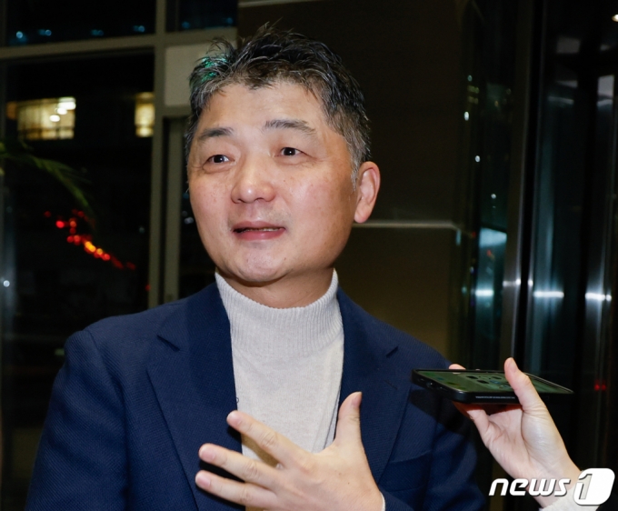 김범수 카카오 미래이니셔티브센터장이 13일 오전 경기 성남시 분당구 카카오모빌리티 본사에서 3차 공동체 비상경영회의에 참석하기 전 취재진 질문에 답하고 있다. /사진=뉴스1