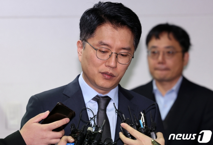류긍선 카카오모빌리티 대표가 13일 서울 강남구 전국택시연합회관에서 열리는 택시4단체(전국택시노동조합연맹·전국민주택시노동조합연맹·전국개인택시운송사업조합연합회·전국택시운송사업조합연합회)와의 비공개 간담회 참석에 앞서 취재진의 질문에 답하고 있다. /사진=뉴스1