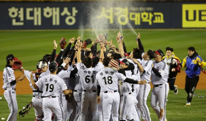 13일 서울 잠실야구장에서 열린 2023 프로야구 한국시리즈 kt와 LG 트윈스의 5차전 경기, 6:2로 kt를 꺾고 우승한 LG 트윈스 선수들이 기뻐하고 있다. /사진=뉴시스