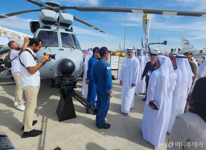 야외전시된 수리온을 관람 중인 모하메드 빈자예드 알나하얀(Crown Prince)  UAE 왕세자/사진제공=KAI