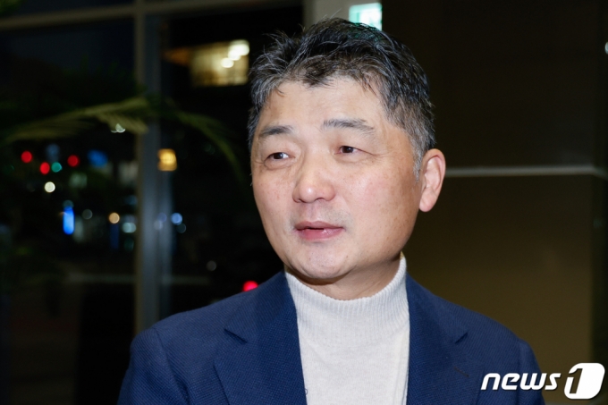 (성남=뉴스1) 안은나 기자 = 김범수 카카오 미래이니셔티브센터장이 13일 오전 경기 성남시 분당구 카카오모빌리티 본사에서 3차 공동체 비상경영회의에 참석하기 전 취재진 질문에 답하고 있다. 2023.11.13/뉴스1  Copyright (C) 뉴스1. All rights reserved. 무단 전재 및 재배포,  AI학습 이용 금지.