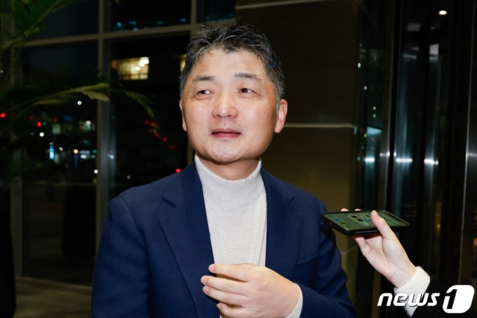 (성남=뉴스1) 안은나 기자 = 김범수 카카오 미래이니셔티브센터장이 13일 오전 경기 성남시 분당구 카카오모빌리티 본사에서 3차 공동체 비상경영회의에 참석하기 전 취재진 질문에 답하고 있다.  김 센터장은 &quot;국민의 기업으로 성장해 온 카카오가 초심을 되찾을 수 있도록 최선의 노력을 다할 것&quot;이라며 &quot;모든 사업을 원점에서 재검토해 국민의 눈높이에 부응하는 기업이 되겠다&quot;고 말했다. 2023.11.13/뉴스1  Copyright (C) 뉴스1. All rights reserved. 무단 전재 및 재배포,  AI학습 이용 금지.