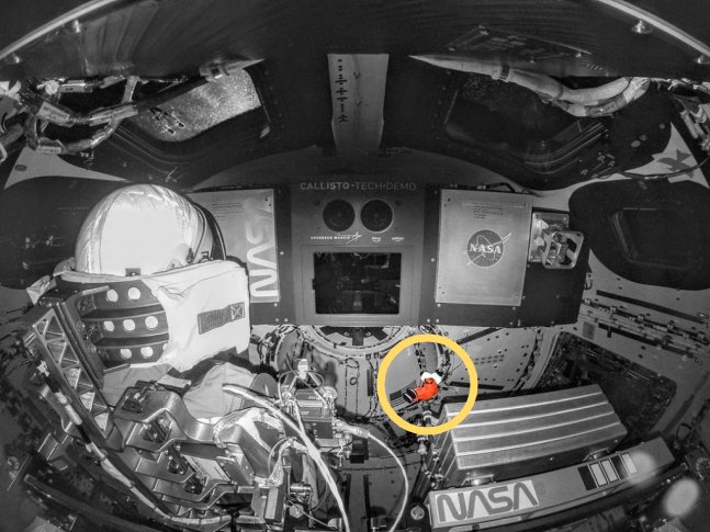 미국항공우주국(NASA)이 오리온 우주선에서 달을 여행 중인 스누피(주황색·노란 원 안) 사진을 공개했다. 사진 좌측에는 사람이 아닌 '무네킹 캄포스'(Moonekin Campos)다./사진제공=미국항공우주국(NASA)