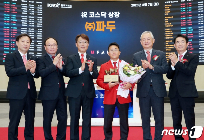 올해 8월 7일 오전 서울 영등포구 한국거래소에서 열린 &#039;파두 코스닥시장 상장기념식&#039;에서 유도석 한국IR협의회 상무(왼쪽부터), 강왕락 코스닥협회 부회장, 이부연 한국거래소 코스닥시장본부장보, 이지효 파두 대표이사, 정영채 NH투자증권 대표이사, 배영규 한국투자증권 IB그룹장이 기념촬영을 하고 있다. /사진=뉴스1.