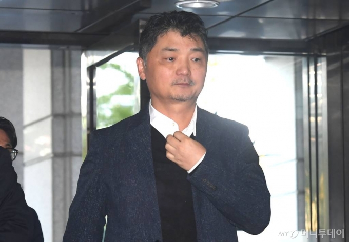 김범수 카카오 미래이니셔티브센터장이 23일 오전 서울 영등포구 여의도동 금융감독원에 SM엔터테인먼트 주가 시세 조종 의혹과 관련해 조사를 받기 위해 출석하고 있다. /머니S /사진=머니S 장동규 기자
