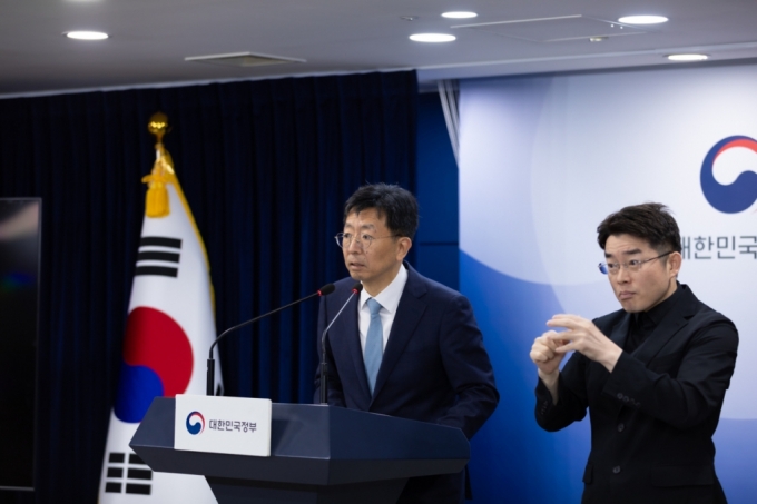 15일 양청삼 개인정보보호위원회 개인정보정책국장이 정부서울청사에서 열린 비상경제장관회의 '데이터 경제 활성화 추진방안' 안건에 대해 브리핑을 하고 있다. / 사진제공=개인정보보호위원회