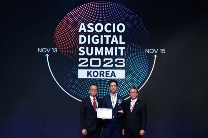 왼쪽부터 브라이언 쉔 ASOCIO 회장, 최재웅 슈퍼코더 공동창업자, 정진섭 한국정보산업연합회 회장/사진=슈퍼코더