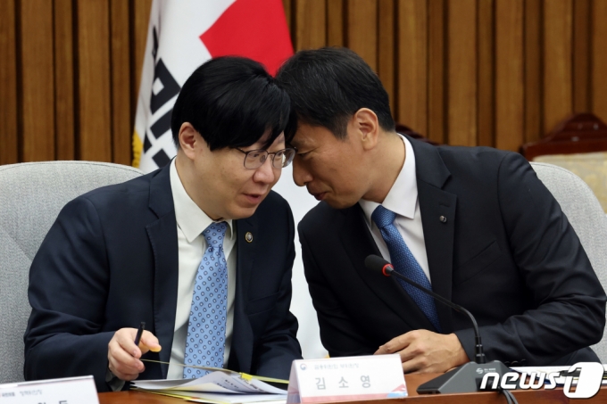 김소영 금융위원회 부위원장(왼쪽)과 이복현 금융감독원장이 16일 오전 서울 여의도 국회에서 열린 투자자 신뢰 회복을 위한 공매도 제도개선방향 민·당·정협의회에서 대화를 나누고 있다. /사진=뉴스1.