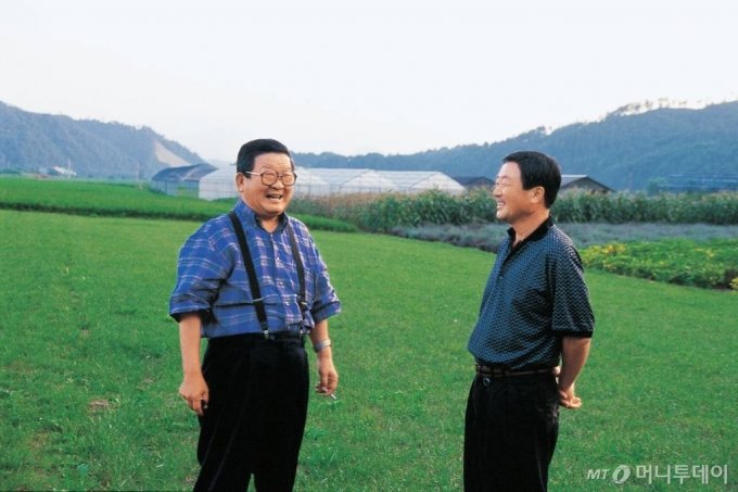 1999년 8월 구자경 LG 명예회장(왼쪽)과 구본무 LG 회장(오른쪽)이 담소하고 있는 모습/사진제공=LG
