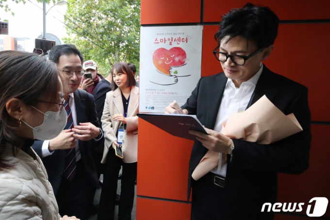 한동훈 법무부 장관이 17일 오후 대구 수성구 만촌동 대구스마일센터를 찾아 직원 간담회를 마치고 입구에서 기다리던 시민들에게 사인을 해주고 있다.  /사진=뉴스1