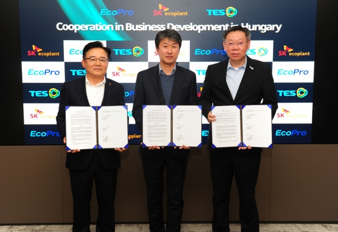 송호준 에코프로 대표(가운데)와 박경일 SK에코플랜트 사장(왼쪽), 테렌스 응(Terence Ng) 테스 회장이 지난 16일 ‘헝가리 배터리 재활용 사업 협력’을 위한 업무협약을 맺었다.]