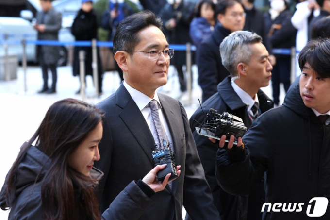 (서울=뉴스1) 신웅수 기자 = 이재용 삼성전자 회장이 17일 오전 서울 서초구 서울중앙지방법원에서 열린 회계부정·부당합병 관련 1심 결심 공판에 출석하고 있다. 이 회장은 경영권 승계를 목적으로 삼성 미래전략실 주도로 2015년 삼성물산과 제일모직의 합병을 계획적으로 추진하고 그 과정에서 회계부정·부정거래를 저지른 혐의로 2020년 9월 기소됐다. 2023.11.17/뉴스1 Copyright (C) 뉴스1. All rights reserved. 무단 전재 및 재배포, AI학습 이용 금지.