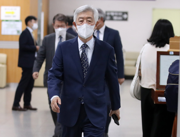 (서울=뉴스1) 김진환 기자 = 최지성 전 삼성 미래전략실장이 10일 오전 서울 서초구 서울중앙지법에서 열린 '회계부정·부당합병' 관련 1심 속행 공판에 출석하고 있다. 2022.6.10/뉴스1