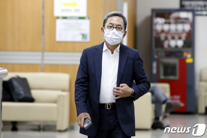 (서울=뉴스1) 이승배 기자 = 김종중 전 삼성 미래전략실 전략팀장이 22일 서울 서초구 서울중앙지방법원에서 열린 이재용 삼성전자 부회장 '경영권 불법승계' 관련 자본시장과금융투자업에관한법률위반등 공판기일에 출석하고 있다. 2021.7.22/뉴스1