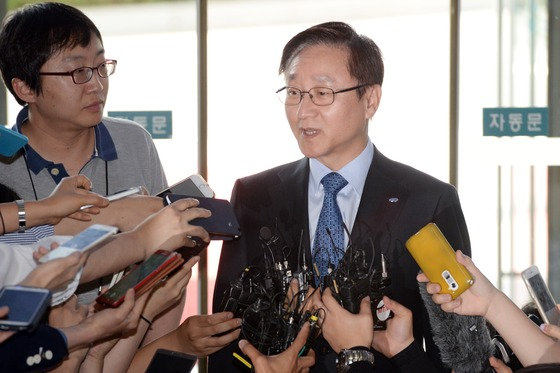 = 김신 삼성물산 사장이 17일 오전 주주총회에 참석하기 위해 서울 서초구 양재동 aT센터에 들어서며 기자들의 질문에 답하고 있다.삼성물산은 이날 주주총회에서 제일모직과의 합병을 결정짓는다. 2015.7.17/뉴스1