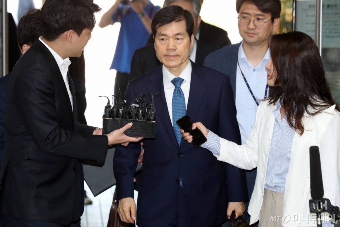 삼성바이오로직스의 분식회계 의혹과 관련해 증거인멸 혐의를 받는 김태한 대표가 24일 오전 서초구 서울중앙지법에서 열리는 영장실질심사에 출석하고 있다. /사진=이기범 기자 leekb@