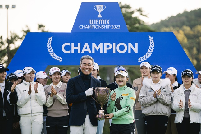 19일 대회 우승을 차지한 이예원(가운데)과 뒤에서 축하의 박수를 치는 참가 선수들. /사진=위메이드