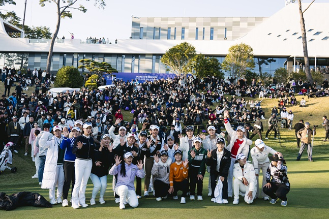 시상식 종료 후 참가 선수들이 팬들과 함께 기념 촬영을 하고 있다. /사진=위메이드