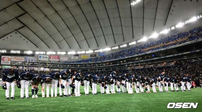 한국 야구 국가대표팀이 19일 일본 도쿄돔에서 열린 2023 APBC 결승전을 마치고 관중들에게 인사하고 있다.