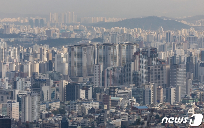 (서울=뉴스1) 이재명 기자 사진은 이날 오전 서울 남산에서 바라본 아파트 단지 모습. 2023.11.9/뉴스1 Copyright (C) 뉴스1. All rights reserved. 무단 전재 및 재배포, AI학습 이용 금지.