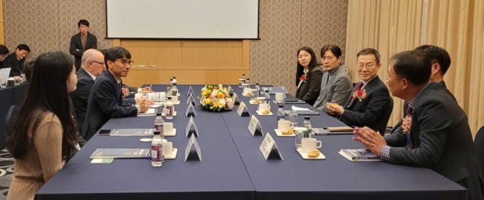 이종호 과학기술정보통신부 장관(우측 세번째)이 20일 서울 강남구 삼정호텔에서 국내외 과학자들과 '글로벌 R&D 사전간담회'를 개최했다. / 사진=김인한 기자