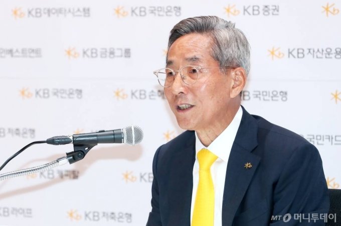 윤종규 KB금융지주 회장이 퇴임을 두달여 앞둔 가운데 25일 서울 여의도 KB국민은행 본점에서 진행된 기자간담회를 갖고 있다. /사진=임한별(머니S)