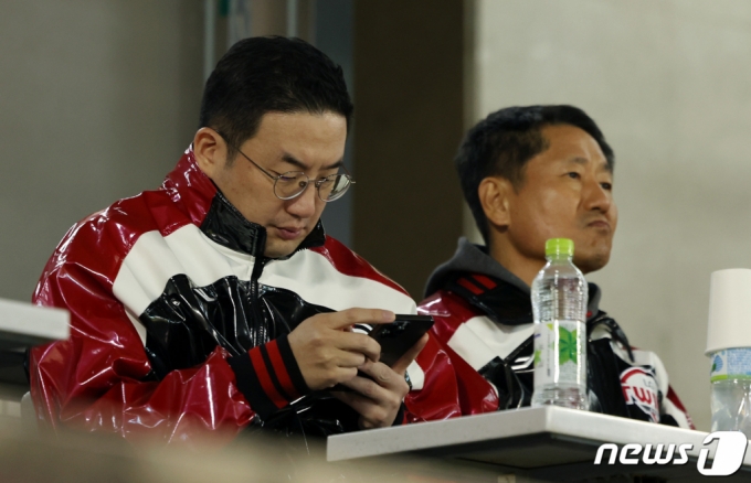 (서울=뉴스1) 이동해 기자 = 구광모 LG그룹 회장이 7일 오후 서울 송파구 잠실야구장에서 열린 프로야구 ‘2023 신한은행 SOL KBO 포스트시즌’ 한국시리즈 1차전 LG 트윈스와 kt 위즈의 경기를 관전하고 있다. 2023.11.7/뉴스1 Copyright (C) 뉴스1. All rights reserved. 무단 전재 및 재배포, AI학습 이용 금지.