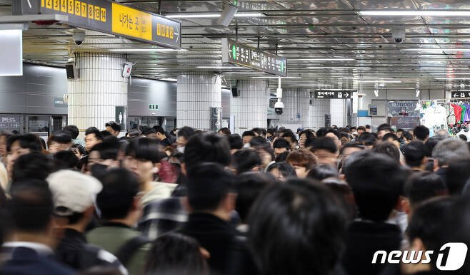 서울교통공사 노조가 경고파업에 돌입한 9일 오전 서울 사당역에서 시민들이 지하철을 이용하기 위해 발걸음을 서두르고 있다./사진=뉴스1
