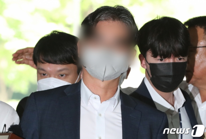 (서울=뉴스1) 허경 기자 = 더불어민주당 전당대회 '돈봉투' 의혹의 핵심 피의자로 지목된 송영길 전 대표의 전직 보좌관 박용수 씨가 3일 서울 서초구 서울중앙지방법원에서 열린 구속 전 피의자심문(영장실질심사)에 출석하고 있다. 2023.7.3/뉴스1  Copyright (C) 뉴스1. All rights reserved. 무단 전재 및 재배포 금지.