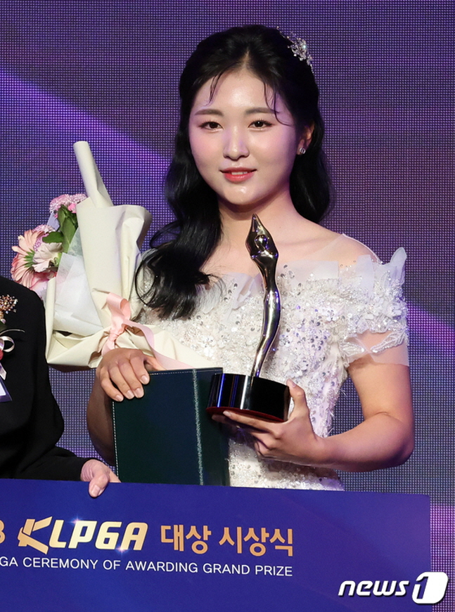 이예원이 20일 KLPGA 시상식에서 트로피를 들고 미소를 짓고 있다. /사진=뉴스1