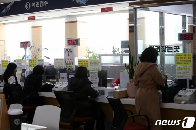 (서울=뉴스1) 이승배 기자 = 전국 행정망 '먹통' 사태와 관련해 정부가 사흘 만에 "모두 복구됐다"고 밝힌 20일 오전 서울 중구청을 찾은 민원인들이 민원 업무를 보고 있다. 행정안전부는 이날 전국 시군구·읍면동 주민센터에서 민원 서류발급 서비스를 재가동한다고 알렸다. 온라인 민원서비스인 '정부24'도 정상적으로 운영된다. 2023.11.20/뉴스1 Copyright (C) 뉴스1. All rights reserved. 무단 전재 및 재배포, AI학습 이용 금지.