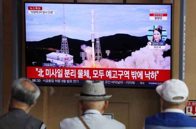 북한이 두 번째 군사정찰 위성을 발사한 지난 8월24일 오전 서울 중구 서울역 대합실에서 시민들이 관련 뉴스를 시청하고 있다./사진=뉴시스