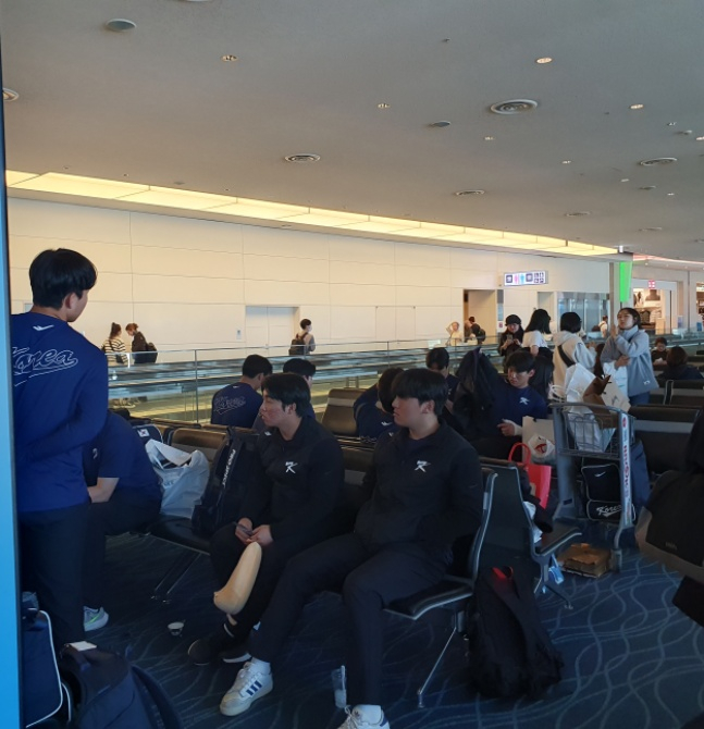 한국 야구대표팀이 20일 오후 2023 APBC 대회를 마치고 일본 도쿄 하네다 공항에서 귀국을 기다리고 있다.