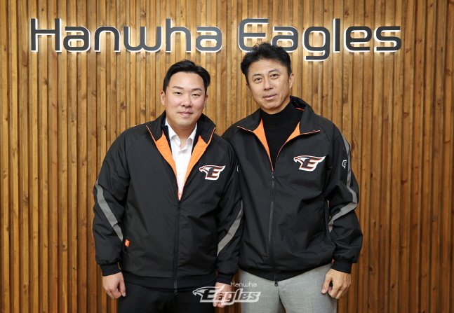 안치홍(왼쪽)이 20일 한화 이글스와 FA 계약을 맺고 손혁 단장과 함께 기념촬영을 하고 있다. /사진=한화 이글스