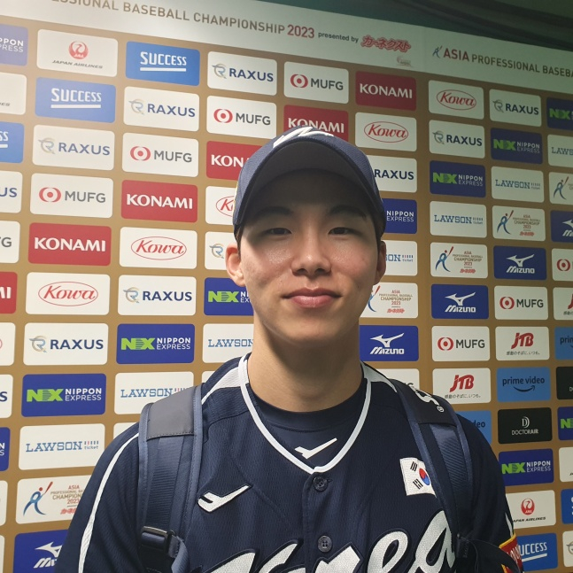 김혜성이 19일 일본 도쿄돔에서 열린 2023 APBC 결승전이 끝난 후 취재진의 사진 요청에 임하고 있다./사진=김동윤 기자