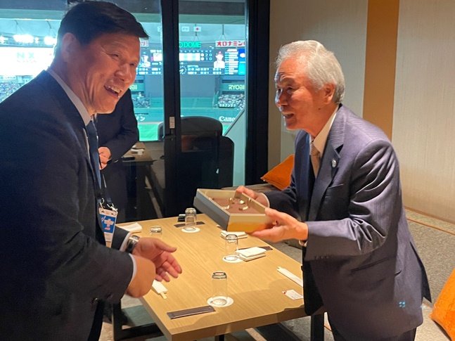 19일 일본 도쿄돔에서 만난 허구연(왼쪽) KBO 총재와 사카키바라 사다유키 NPB 커미셔너.  /사진=KBO