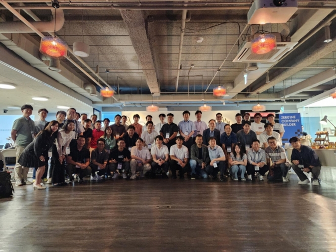 지난 7월 21일 드림플러스 강남 제로원 공간에서 현대차그룹 사내 스타트업 대표들이 한 자리에 모여 단체 사진을 촬영하고 있다. 이 가운데 ‘에픽카’, ‘에이치충전연구소’, ‘쓰리아이솔루션’ 등 3개사가 이번에 분사했다. /사진제공=현대자동차그룹