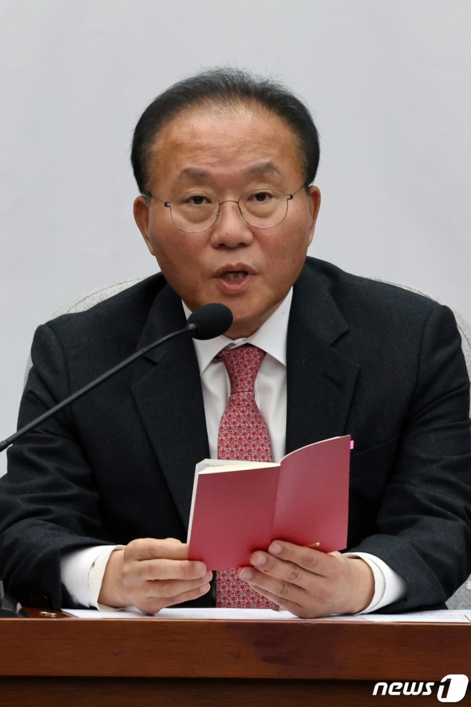 (서울=뉴스1) 황기선 기자 = 윤재옥 국민의힘 원내대표가 21일 오전 서울 여의도 국회에서 열린 원내대책회의에서 모두발언을 하고 있다. 2023.11.21/뉴스1 Copyright (C) 뉴스1. All rights reserved. 무단 전재 및 재배포, AI학습 이용 금지.