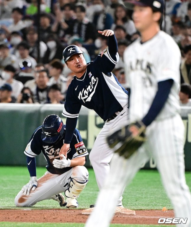김도영(왼쪽)이 19일 일본 도쿄돔에서 열린 일본과 2023 APBC 결승전 10회초 무사 1, 2루에서 유격수 땅볼에 1루에서 헤드퍼스트슬라이딩을 시도하다 부상을 당했다. 이진영 코치(가운데)가 급하게 트레이너를 부르고 있다.