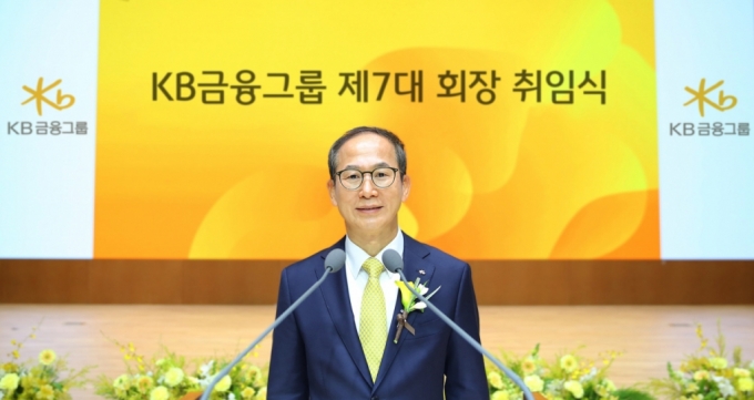 KB금융그룹 양종희 회장이 기념촬영을 하고 있다. /사진제공=KB금융그룹