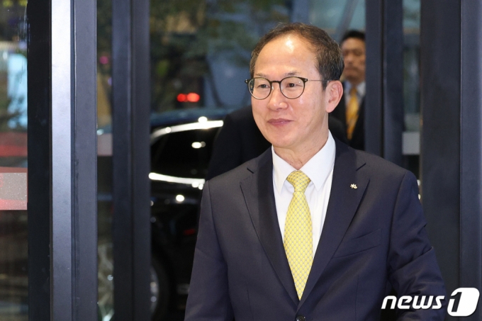 양종희 KB금융지주 회장이 21일 서울 여의도 KB국민은행 신관으로 출근하고 있다. 양 회장은 은행장 경험이 없는 비은행 수장 출신의 첫 지주 회장으로 이날 취임식을 가진다. /사진=뉴스1