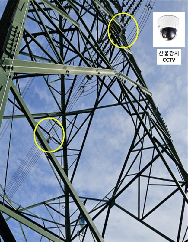 한국전력이 시범운영을 시작한 '지능형 재해?환경 모니터링 시스템' CCTV가 송전철탑에 달려 있다. /사진제공=한국전력