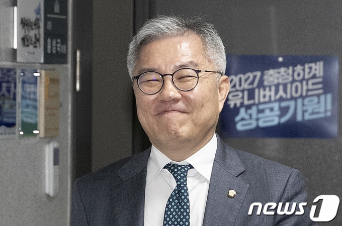 최강욱 더불어민주당 의원이 지난 9월 18일 오후 서울 여의도 국회 의원회관 의원실로 들어서고 있다. 조국 전 법무부장관 아들에게 허위로 인턴증명서를 발급했다는 혐의를 받은 최 의원은 이날 상고심 선고 공판에서 징역 8개월에 집행유예 2년을 확정받고 의원직을 상실하게 됐다. 2023.9.18/뉴스1
