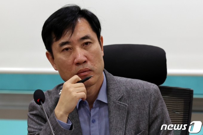 (서울=뉴스1) 황기선 기자 = 하태경 국민의힘 의원이 13일 서울 여의도 국회 의원회관에서 열린 '국민의힘, 이준석·유승민과 어떻게 연대할 것인가?' 토론회에서 생각에 잠겨 있다.  2023.11.13/뉴스1  Copyright (C) 뉴스1. All rights reserved. 무단 전재 및 재배포,  AI학습 이용 금지.