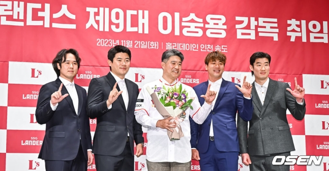 왼쪽부터 최정, 노경은, 김광현, 오태곤 등 SSG 선수단 대표가 21일 열린 감독 취임식에서 이숭용 신임 감독(가운데)와 사진 포즈를 취하고 있다.