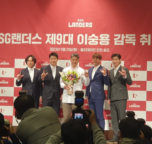 왼쪽부터 최정, 노경은, 김광현, 오태곤 등 SSG 선수단 대표가 21일 열린 감독 취임식에서 이숭용 신임 감독(가운데)와 사진 포즈를 취하고 있다. /사진=김동윤 기자