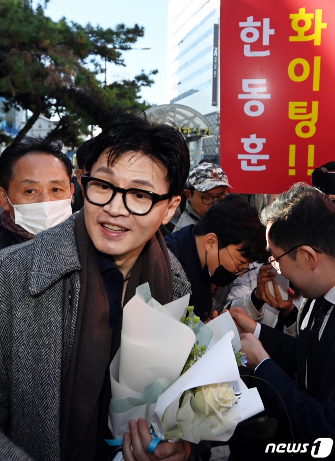 (대전=뉴스1) 김기태 기자 = 한동훈 법무부 장관이 21일 오전 대전광역시 한국어능력 등 사회통합프로그램 CBT 평가 대전센터 개소식에 참석, 지지자들로부터 환영 받고 있다. (공동취재) 2023.11.21/뉴스1 Copyright (C) 뉴스1. All rights reserved. 무단 전재 및 재배포, AI학습 이용 금지.