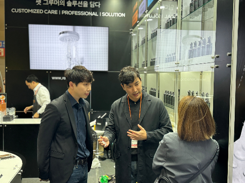 펫 그루머(미용사) 전문 브랜드 레나독(RENADOG) 부스에서 필리핀 파트너사 관계자와 상담중인 한재영 팀장과 박승현 이사/사진제공=브리지테일