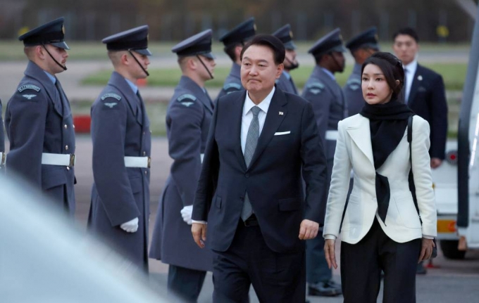 영국을 국빈 방문한 윤석열 대통령과 부인 김건희 여사가 20일(현지시간) 런던 스탠스테드 국제공항에 도착해 차량으로 이동하고 있다. /사진=뉴시스 2023.11.21.
