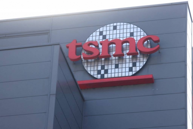 TSMC 대만 본사 벽에 기업 로고가 붙어있다. /로이터=뉴스1